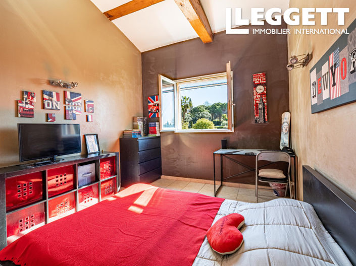 Image No.8-5 Bed House for sale