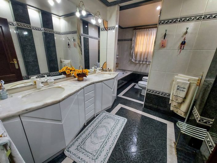 Image No.30-6 Bed Villa for sale