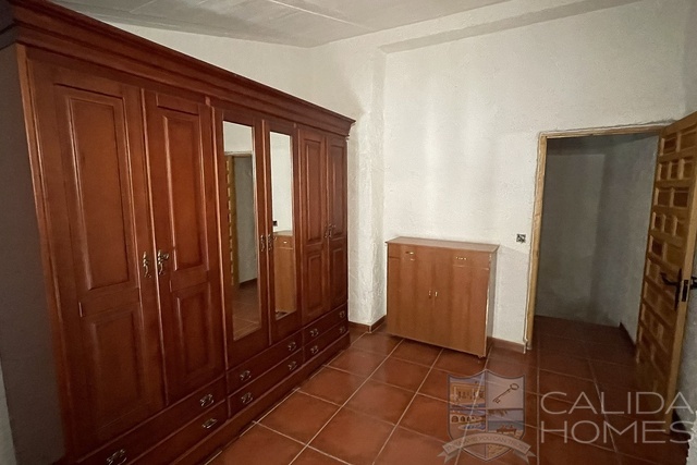 Image No.14-3 Bed House for sale