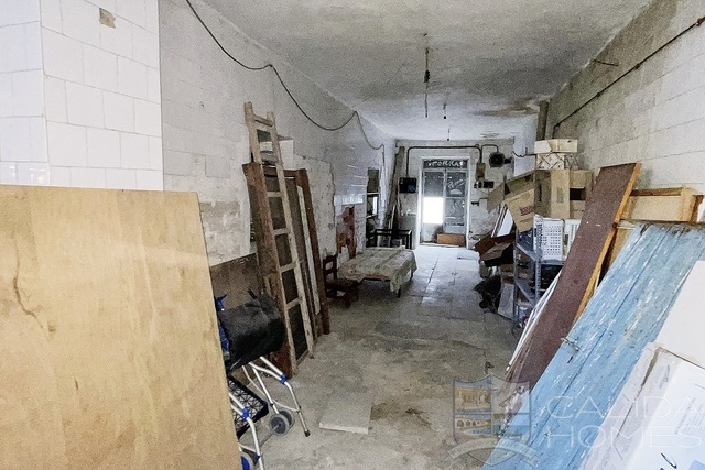 Image No.10-8 Bed Townhouse for sale