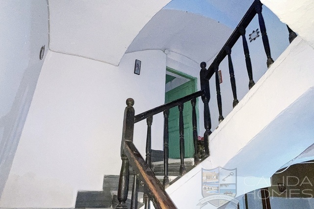 Image No.11-8 Bed Townhouse for sale