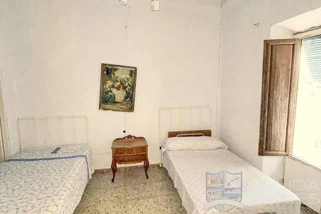 Image No.15-8 Bed Townhouse for sale