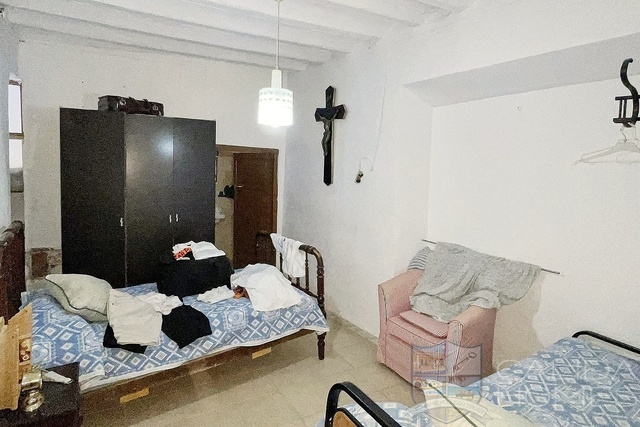 Image No.17-8 Bed Townhouse for sale