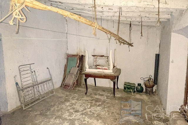 Image No.20-8 Bed Townhouse for sale