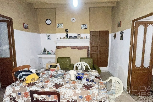 Image No.4-8 Bed Townhouse for sale