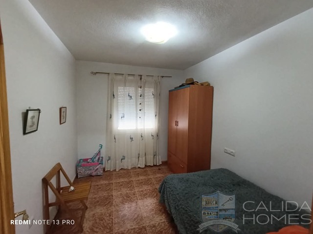 Image No.17-5 Bed Townhouse for sale