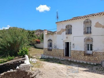 cortijo-meadow-terraced-country-house-for-sal