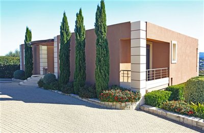 4housefront-1673953104