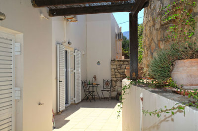 10houserear2-1690540326