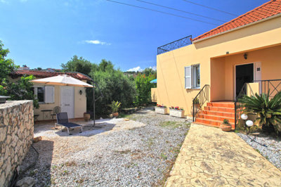 4housefront-1695906650