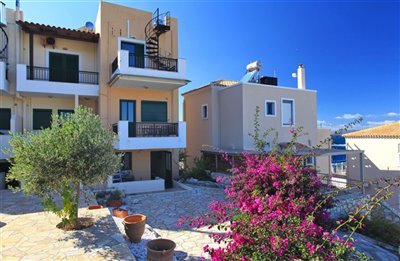 5houserearandgarden-1701426997