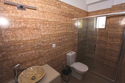 18bathroom-1745915014