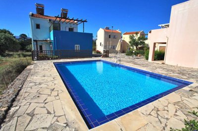 6houseandpool-1747908706