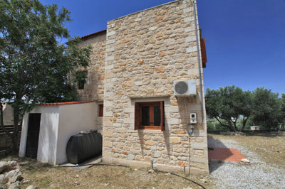 3houseside-1747907973