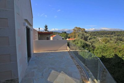 13houseside-1748341847