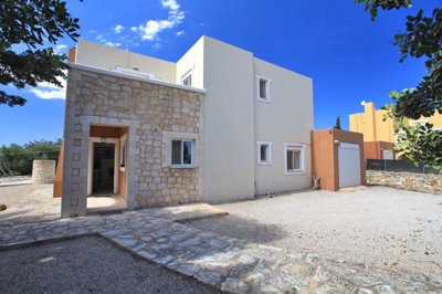 4housefront-1748944152