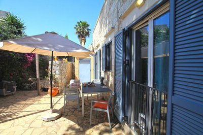 11houserear-1749728070