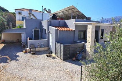 10houserear-1752223214