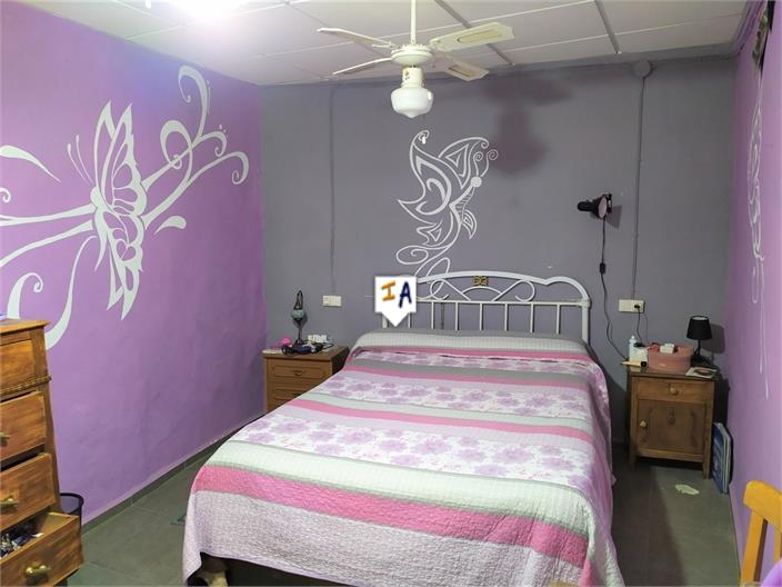 Image No.6-4 Bed House for sale