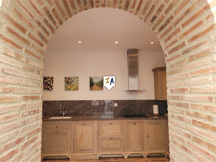 Image No.6-6 Bed House for sale