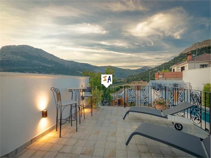 Image No.4-8 Bed House for sale