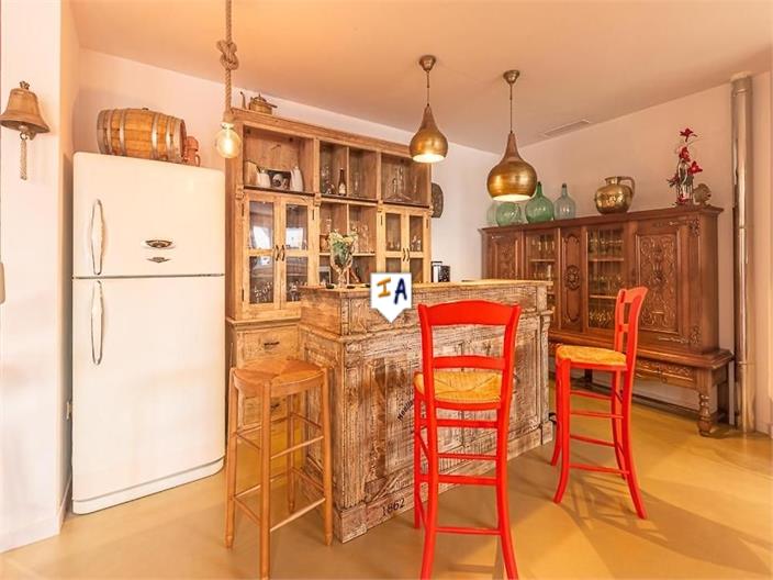 Image No.8-8 Bed House for sale