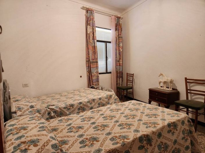 Image No.12-8 Bed Townhouse for sale