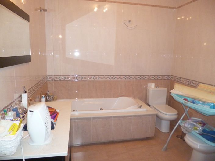 Image No.17-4 Bed Townhouse for sale