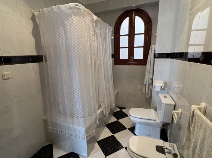 Image No.10-5 Bed Townhouse for sale