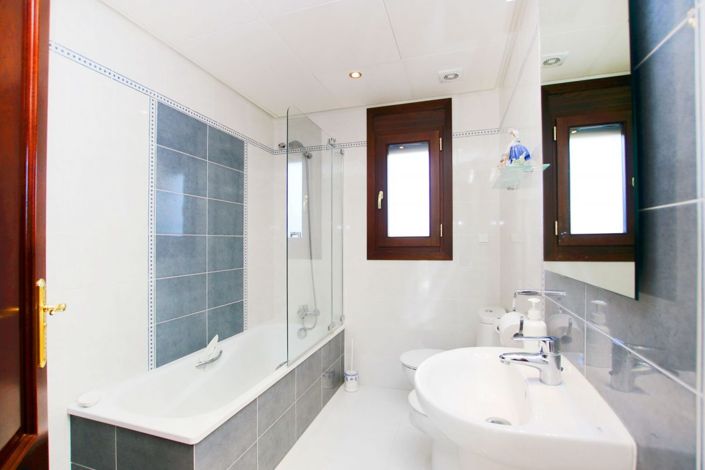 Image No.11-5 Bed Property for sale