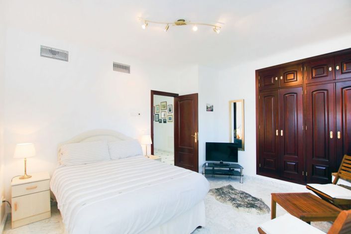 Image No.17-5 Bed Property for sale