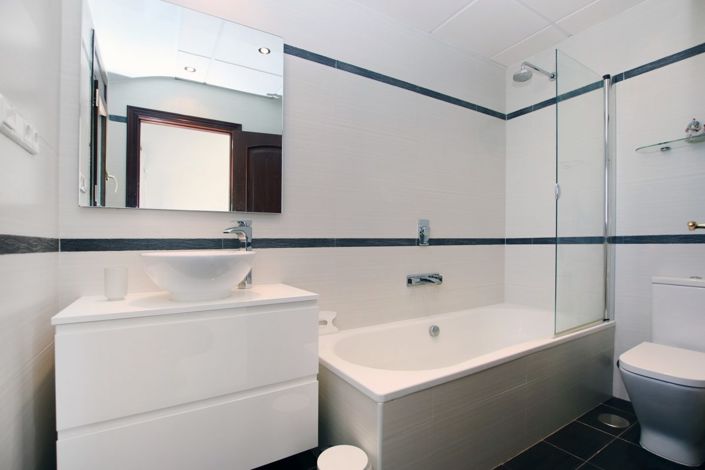 Image No.20-5 Bed Property for sale