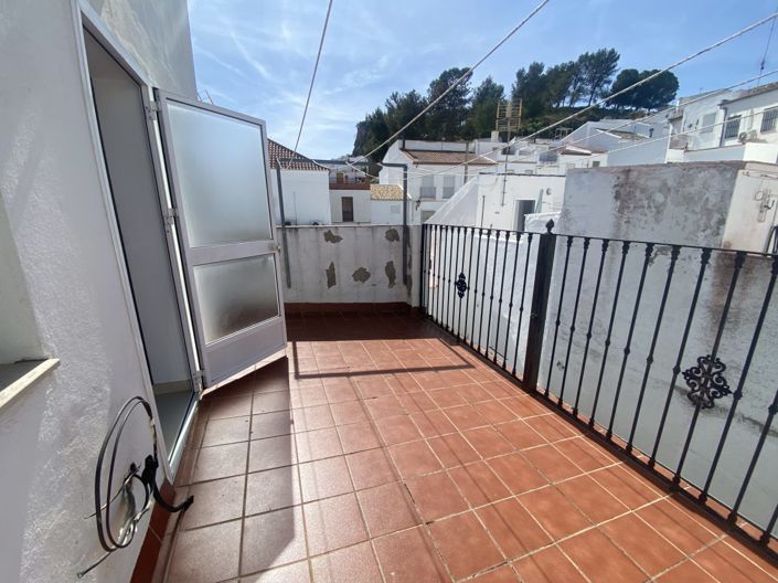 Image No.10-3 Bed Commercial for sale