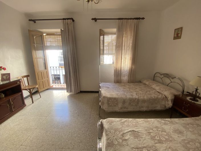 Image No.20-4 Bed Townhouse for sale