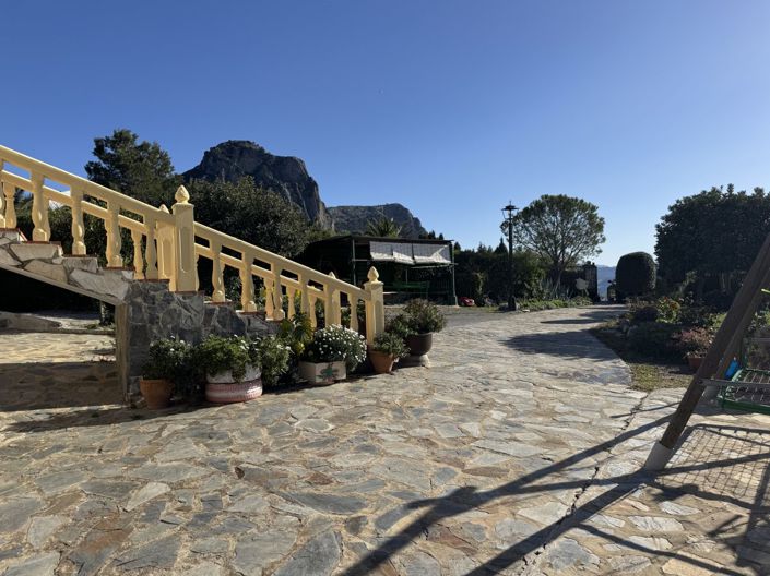 Image No.18-6 Bed Property for sale