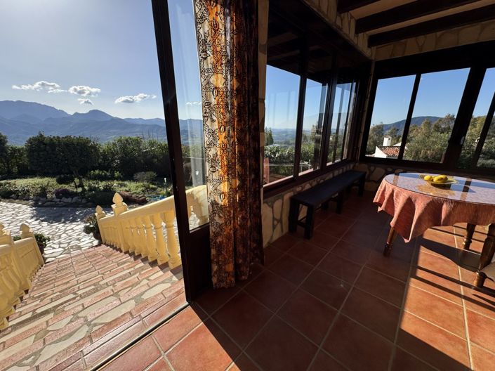 Image No.17-6 Bed Property for sale