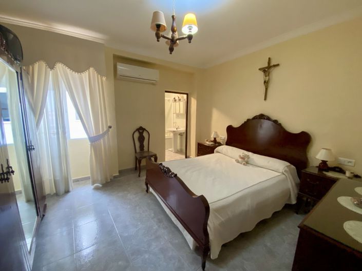 Image No.23-4 Bed Townhouse for sale