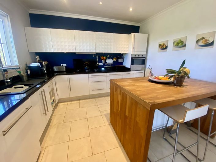 Image No.11-2 Bed Property for sale