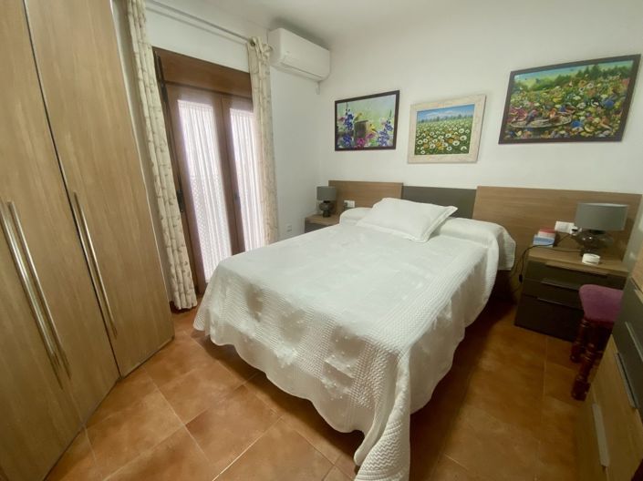 Image No.12-3 Bed Property for sale