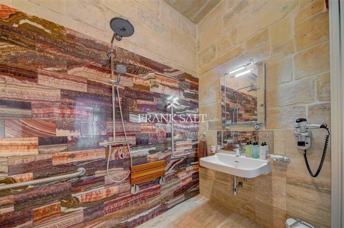 Image No.22-5 Bed Farmhouse for sale