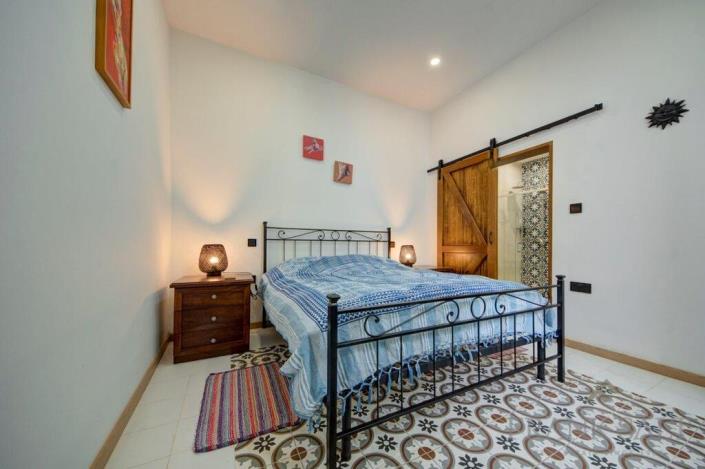 Image No.10-6 Bed Townhouse for sale