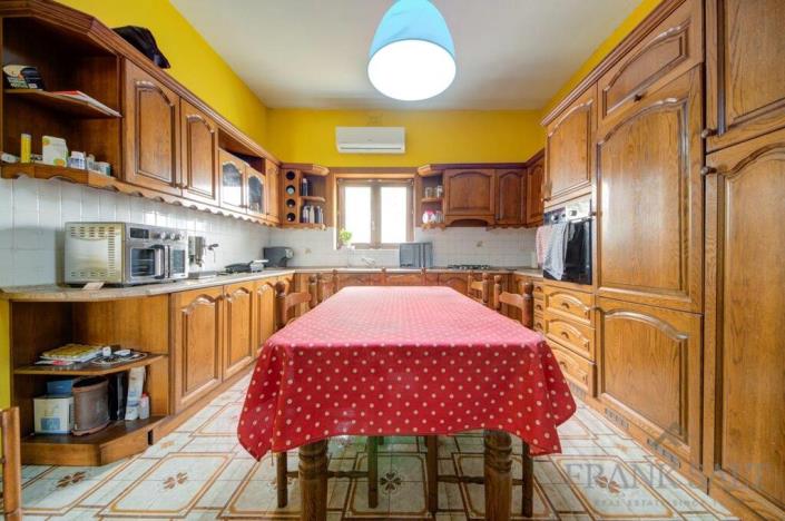 Image No.17-6 Bed Townhouse for sale