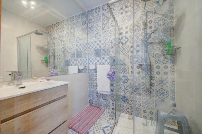 Image No.18-6 Bed Townhouse for sale