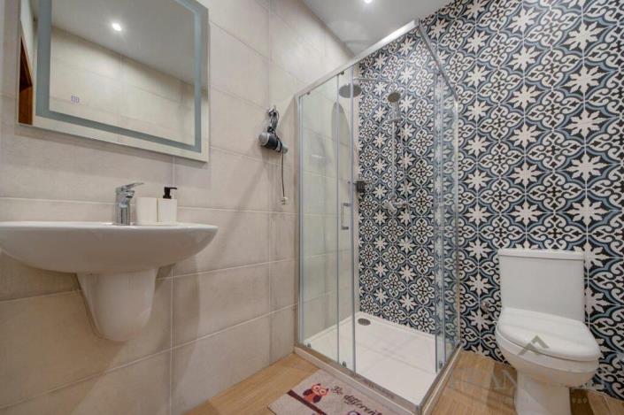 Image No.21-6 Bed Townhouse for sale