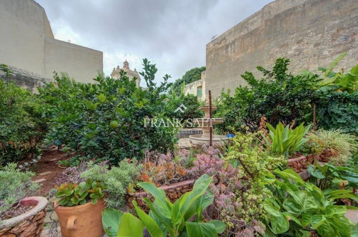 Image No.20-4 Bed Townhouse for sale