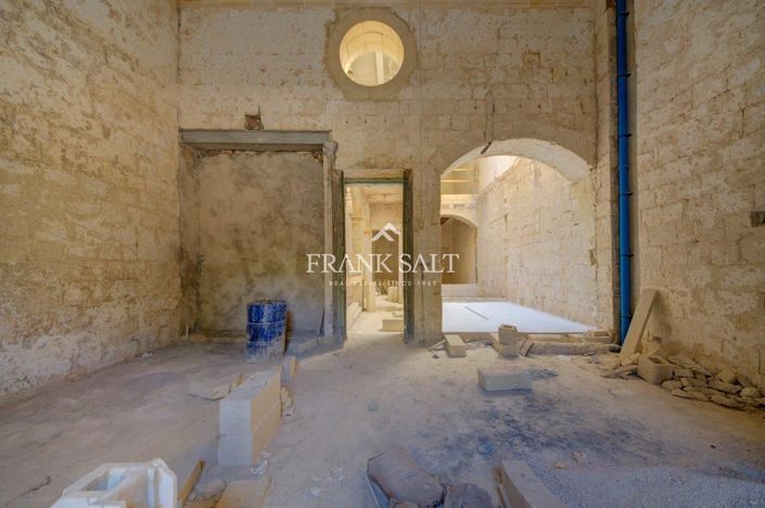 Image No.11-6 Bed Townhouse for sale