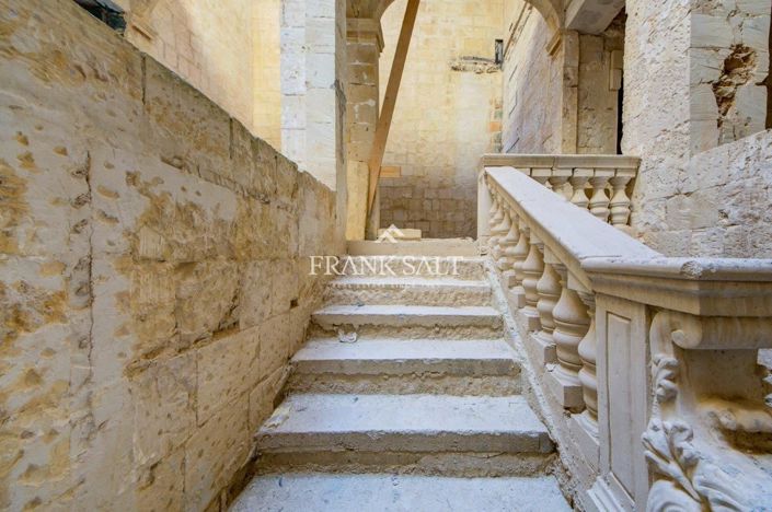 Image No.14-6 Bed Townhouse for sale