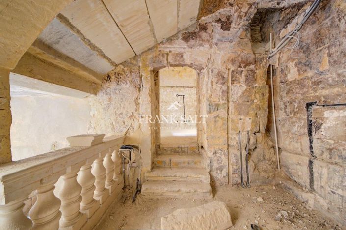 Image No.17-6 Bed Townhouse for sale