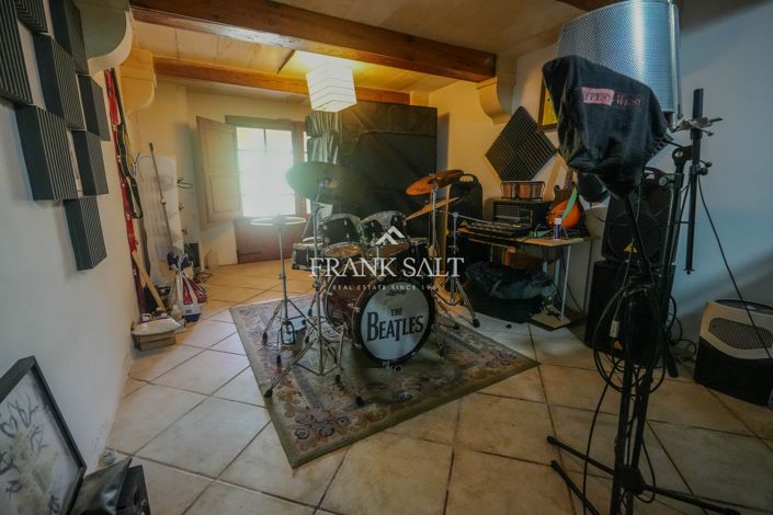 Image No.16-4 Bed Farmhouse for sale