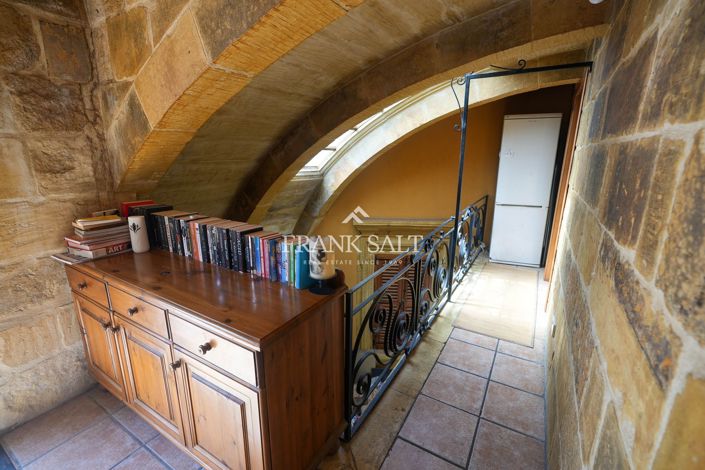 Image No.17-4 Bed Farmhouse for sale